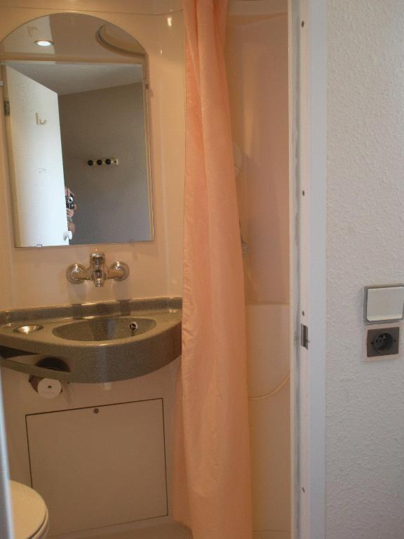 Hotel F1 Lyon Genay Massieux Oda fotoğraf